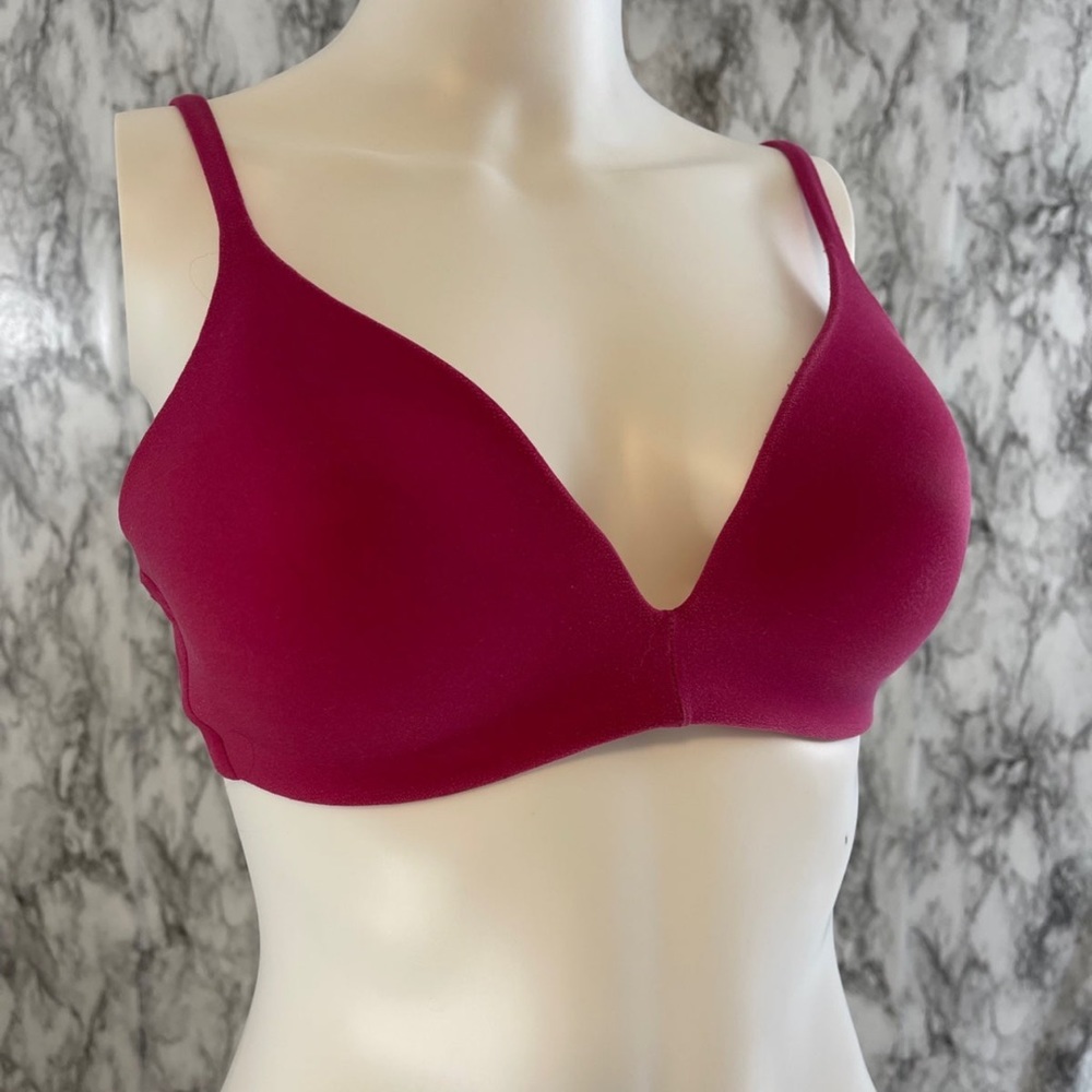 34C Victoria’s Secret No wire Ipex body bra, pink.